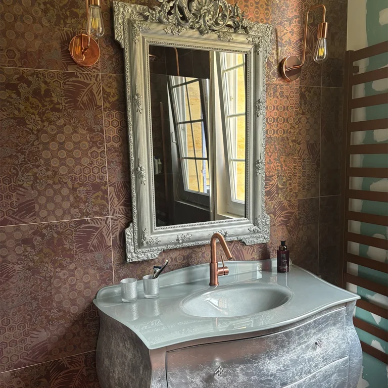 Salle de bain dans un style Napoléon réalisée par BFC poseur de carrelage à Bordeaux